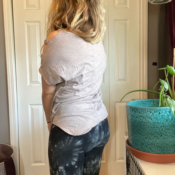 COLD SHOULDER COMFY FROMT TIE SHIRT - Picture 4 of 4